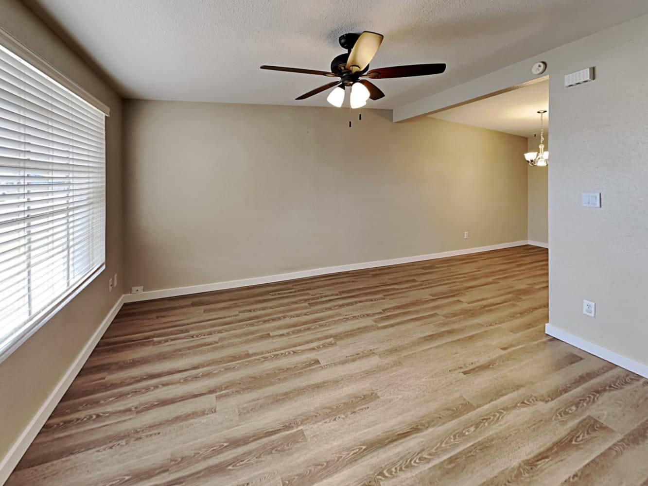 1232 E Wagon Wheel Dr photo 3
