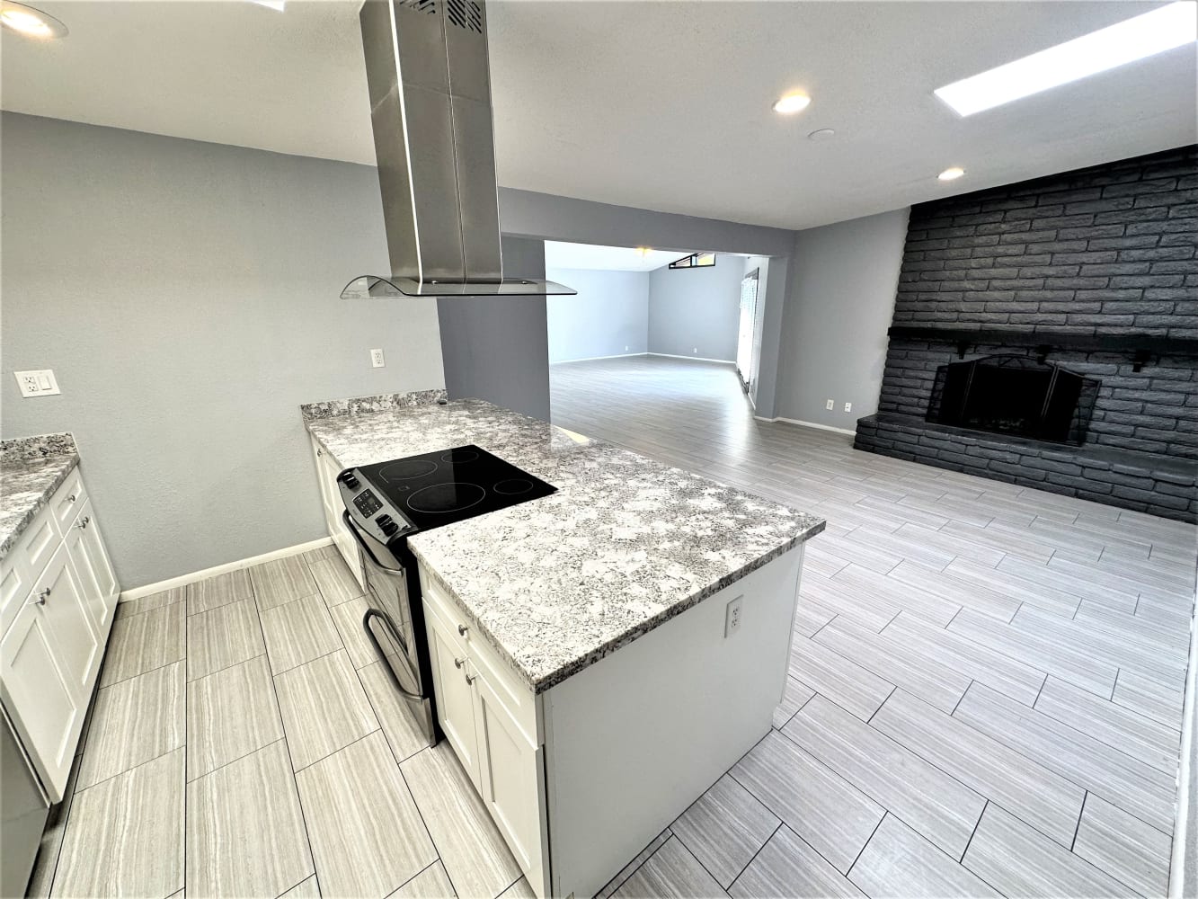 1265 E Del Rio Dr photo 4