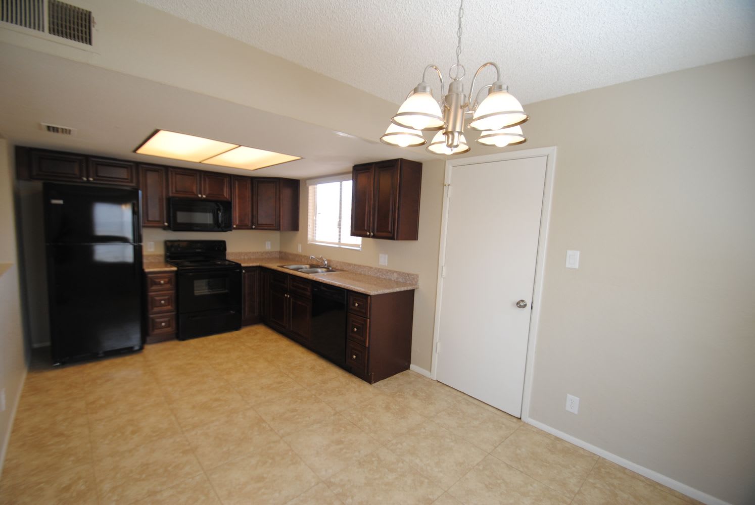 215 W 17th Ave Apache Junction, AZ 85120 photo 4