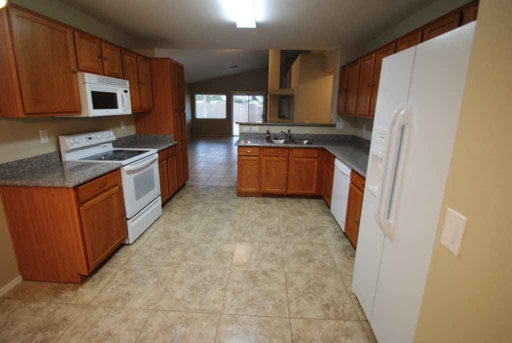 10244 N 92nd Dr photo 2