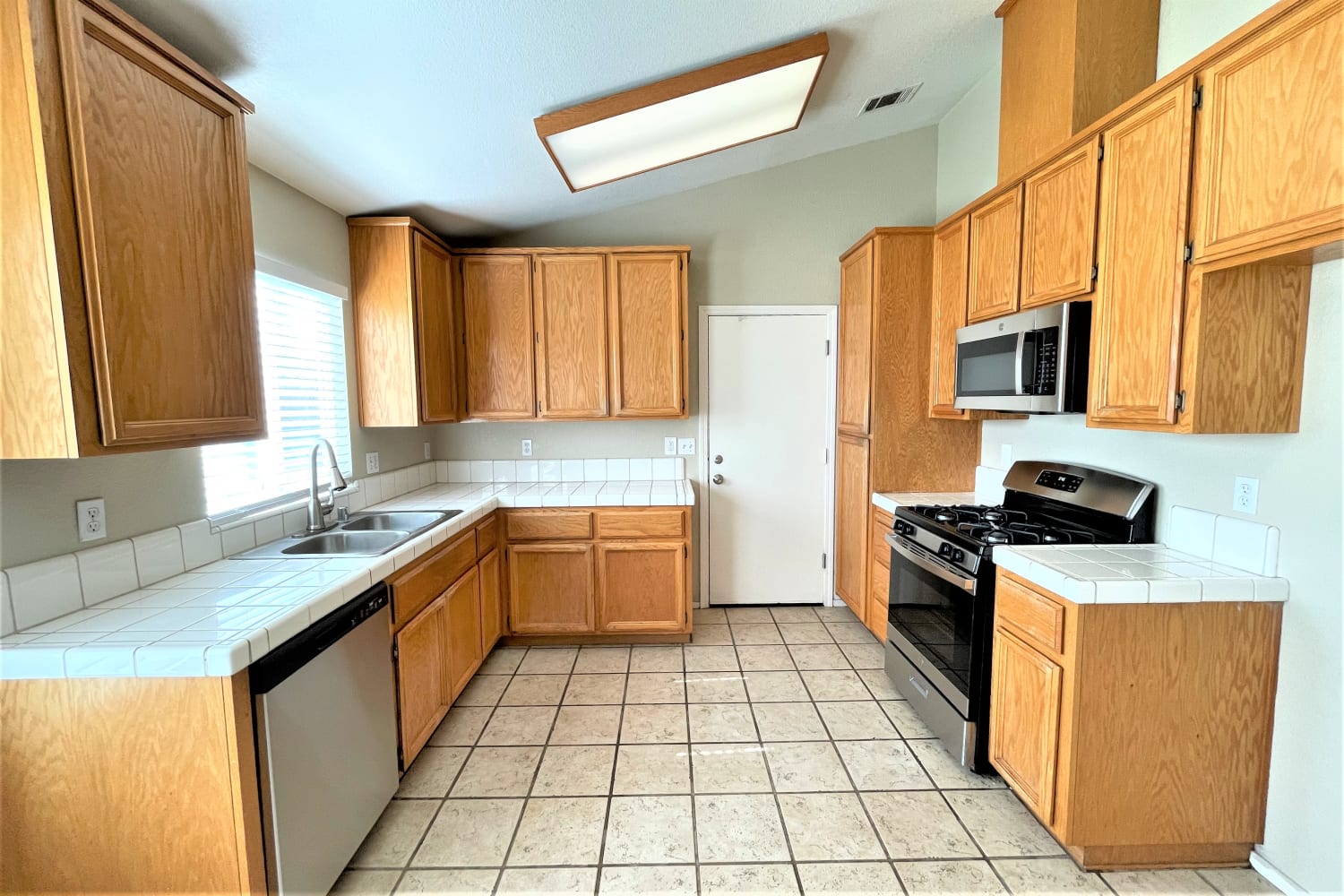 1006 Breakers Ct photo 5
