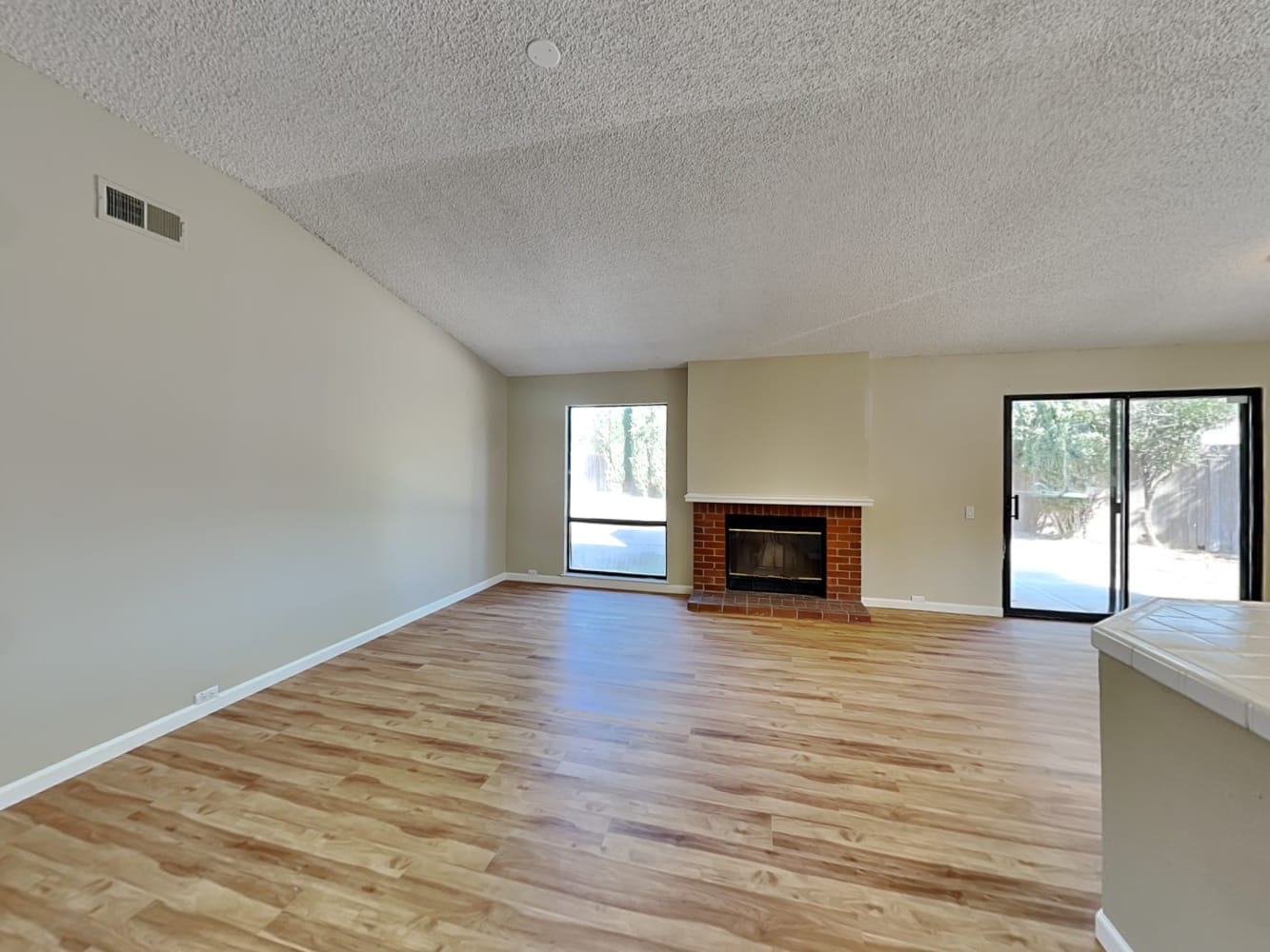 8111 Darien Cir photo 4