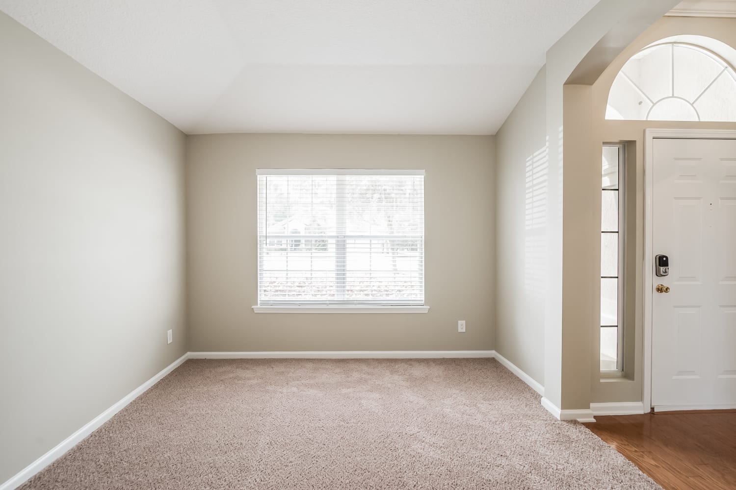 632 W Johns Creek Pkwy photo 2