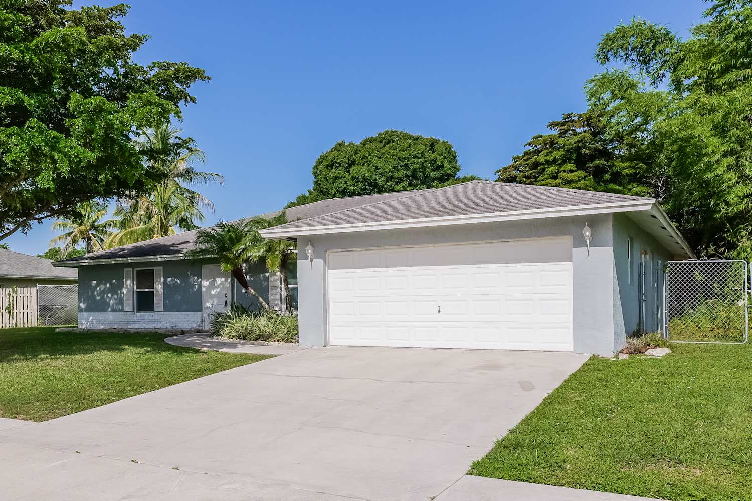 112 Granada St photo 3