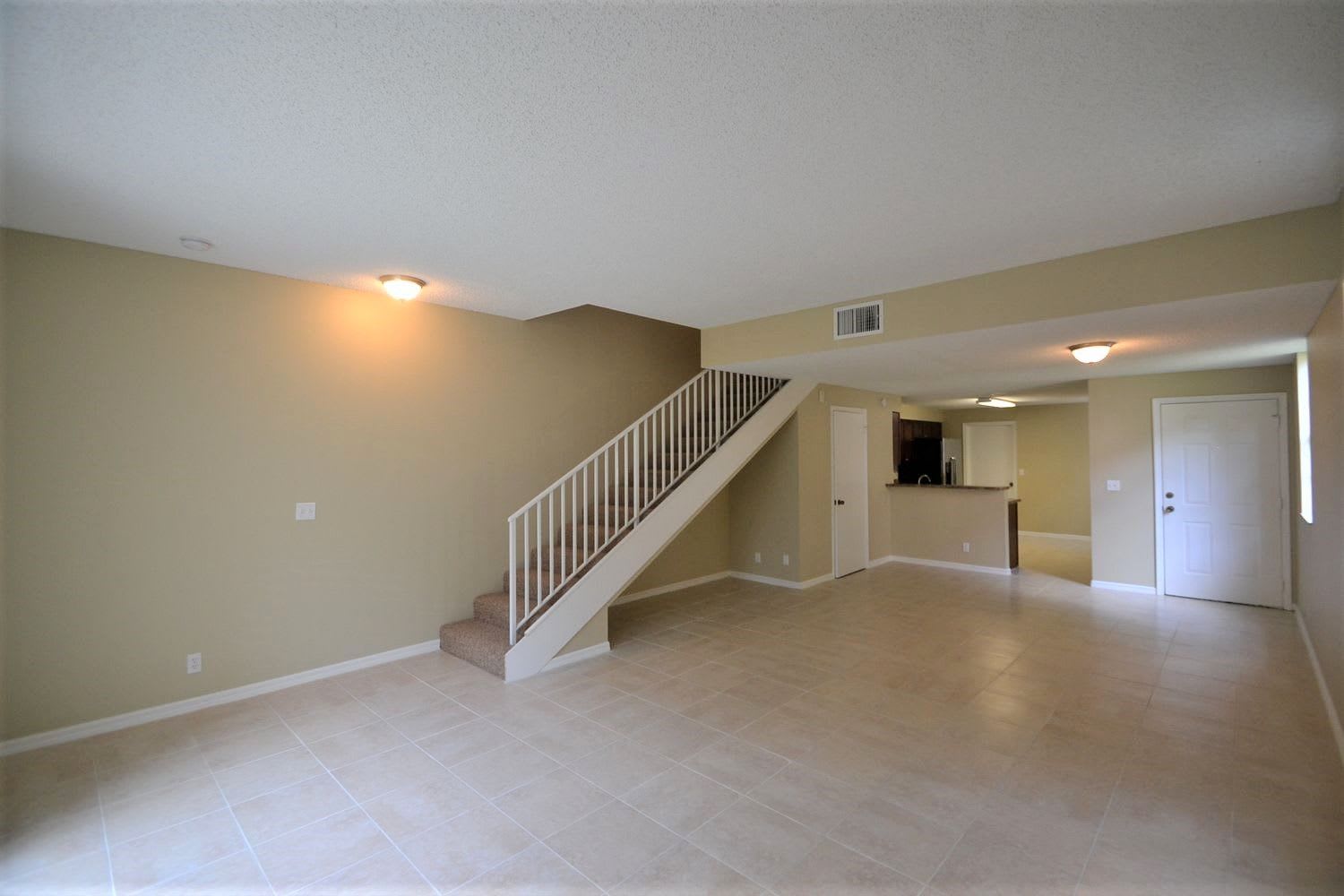 1136 Sorrento Dr photo 3