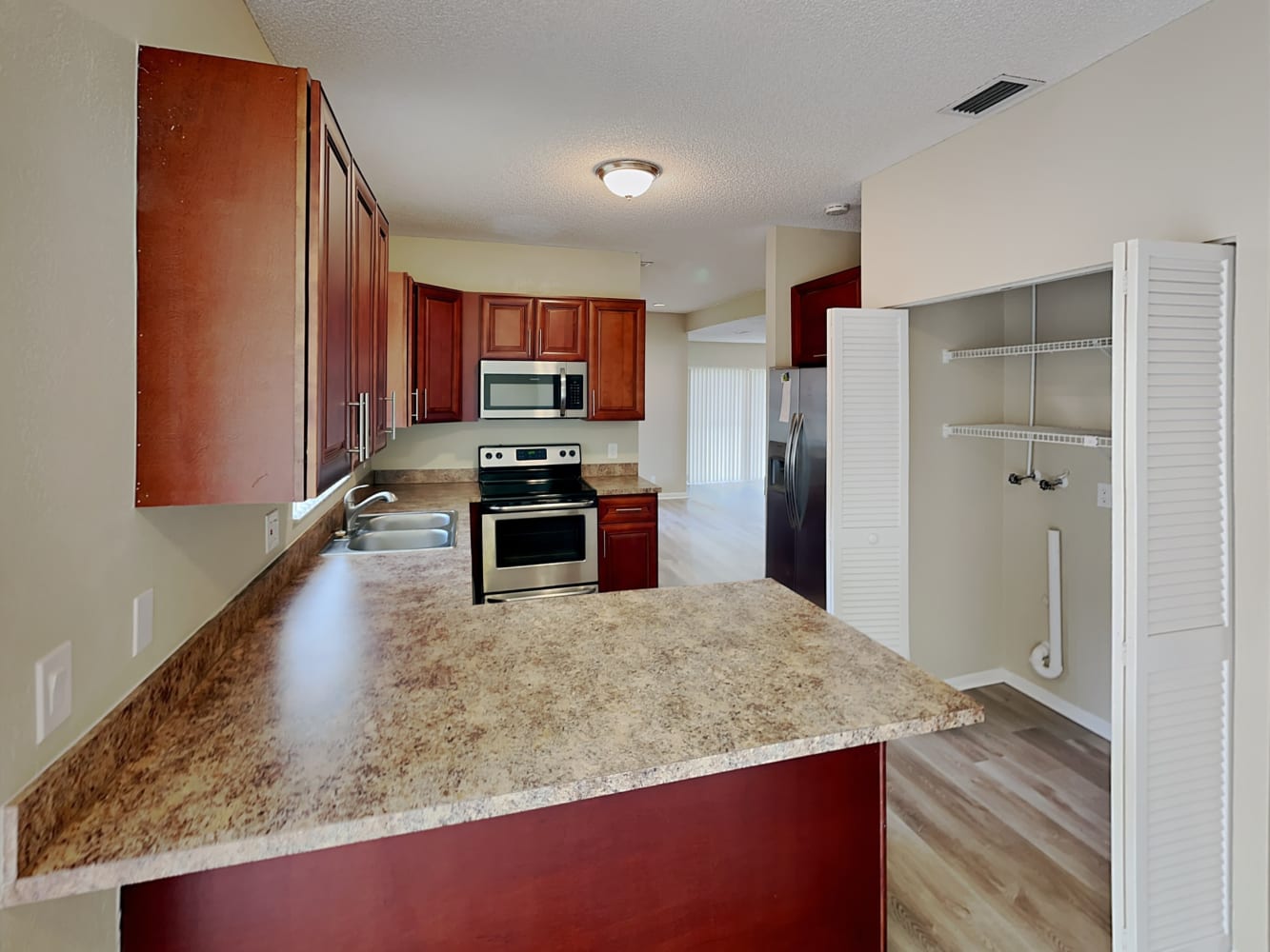 8041 Buttonwood Cir photo 4