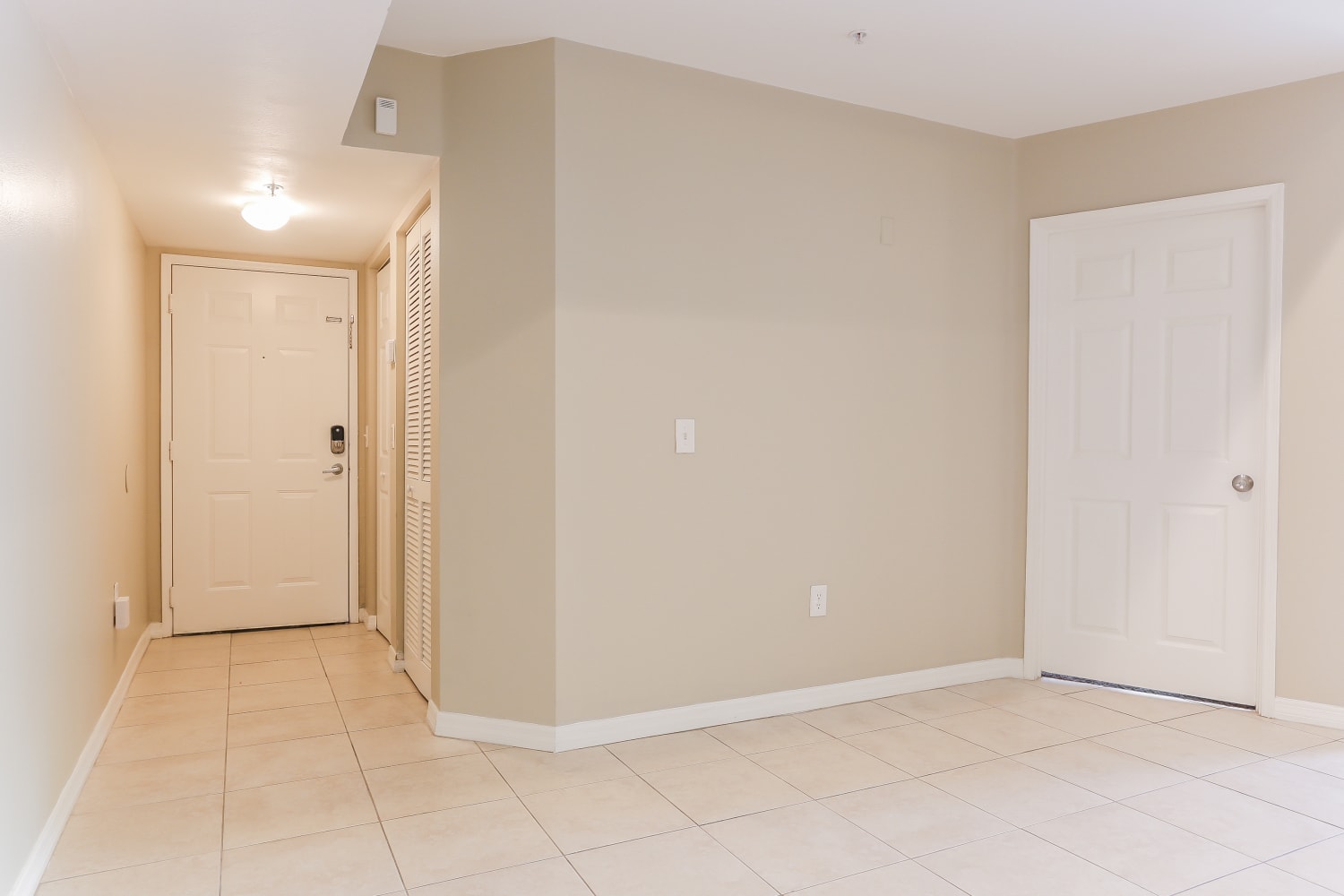 2427 Centergate Dr photo 5
