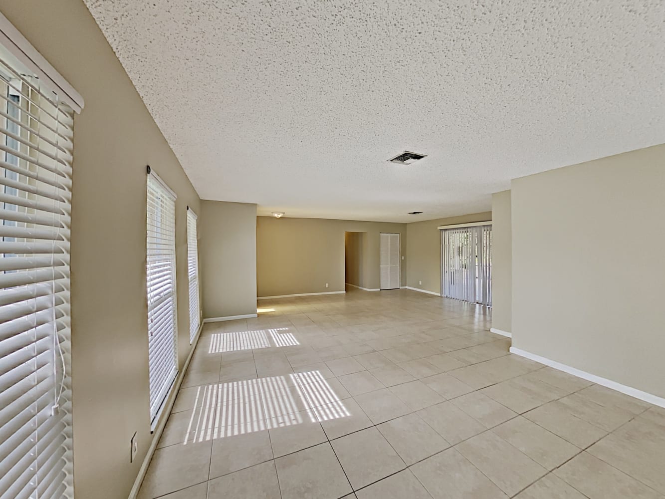1099 NW 5th Ave photo 4