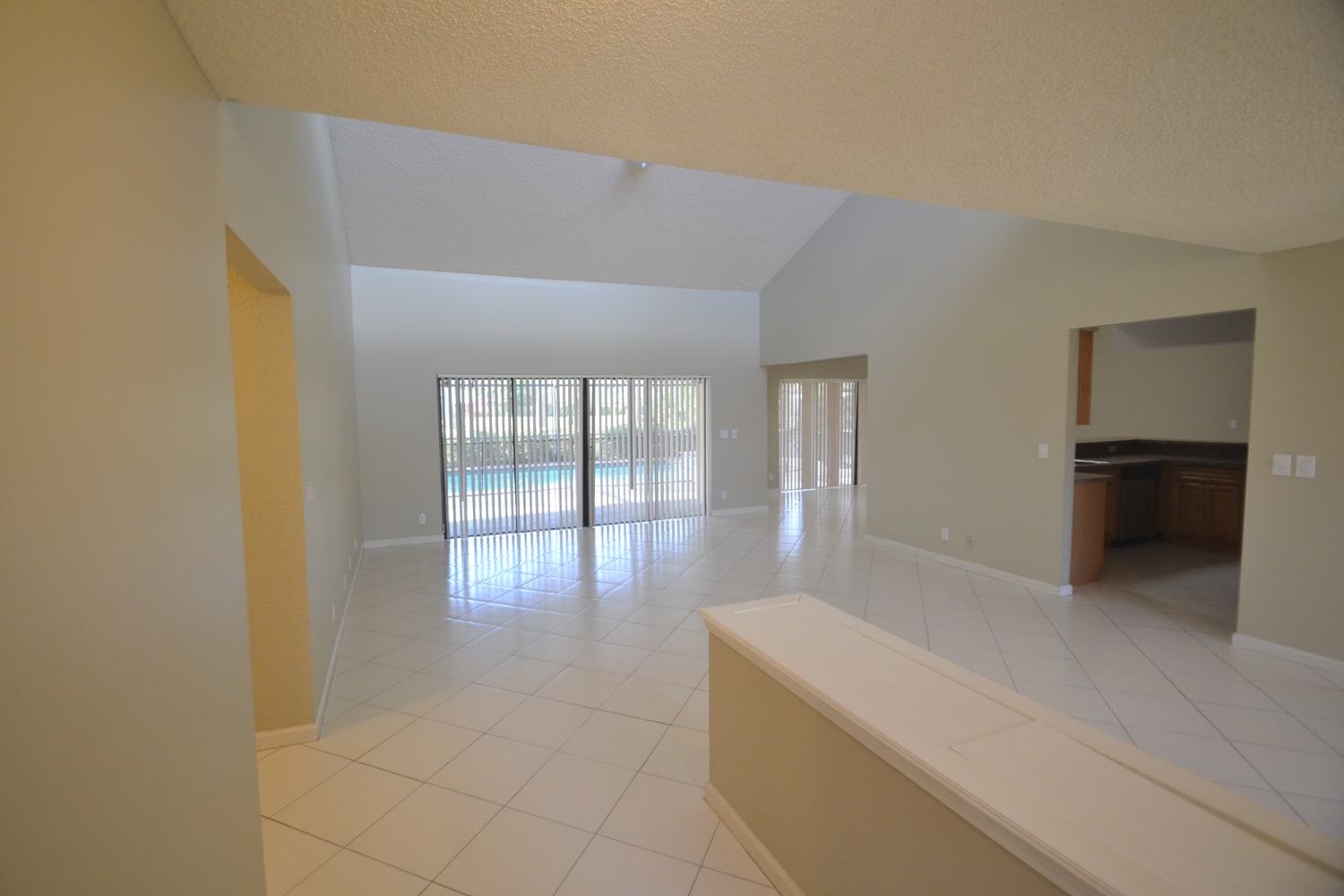 838 Ivy Dr photo 2