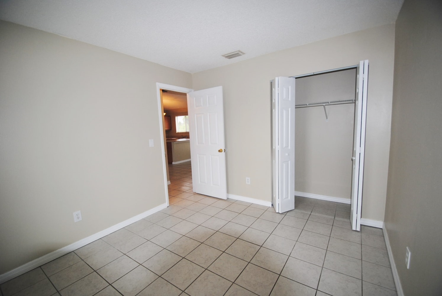 1582 Wyoming Dr SE photo 4