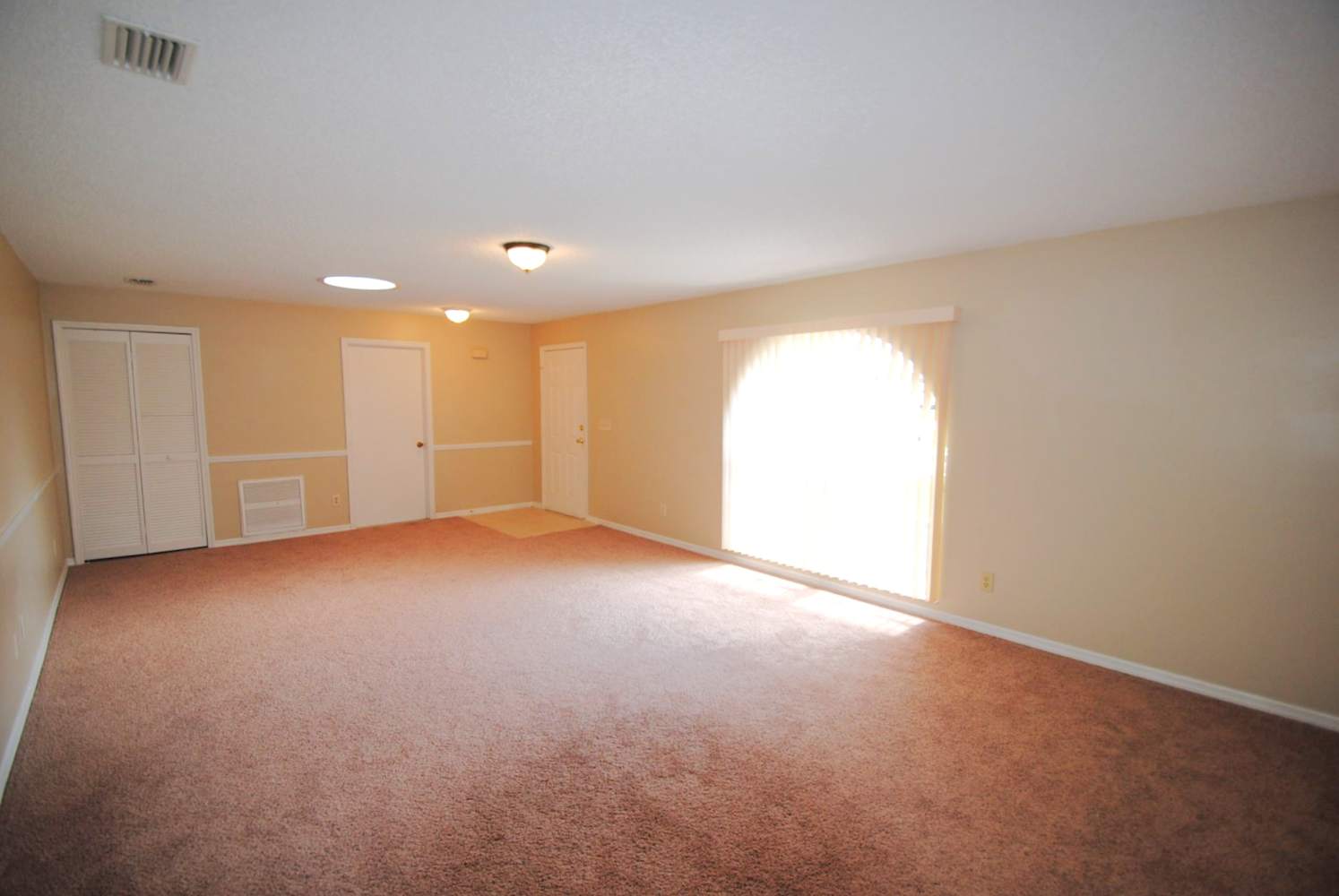 829 Pembroke Ave NE photo 2