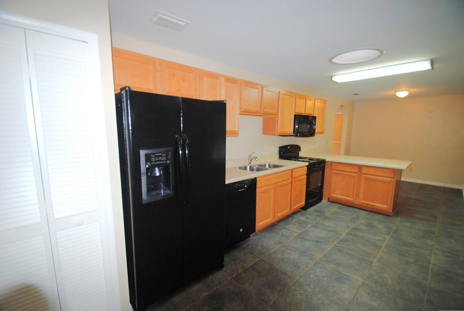 829 Pembroke Ave NE photo 4