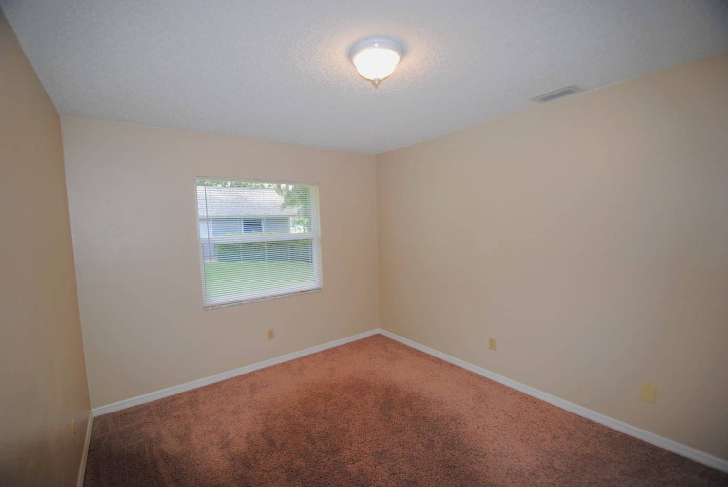 829 Pembroke Ave NE photo 5