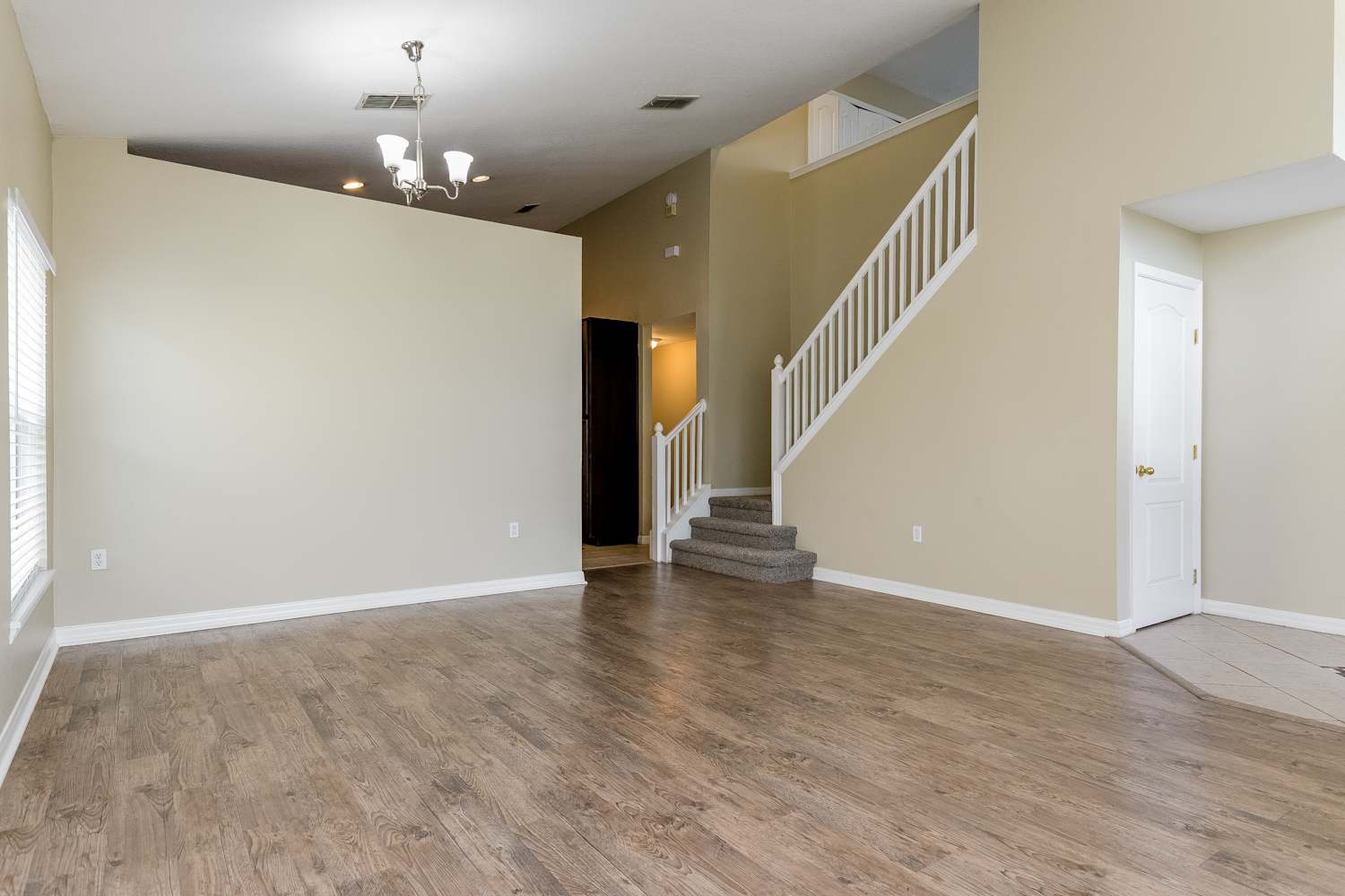 1129 Hacienda Cir photo 5