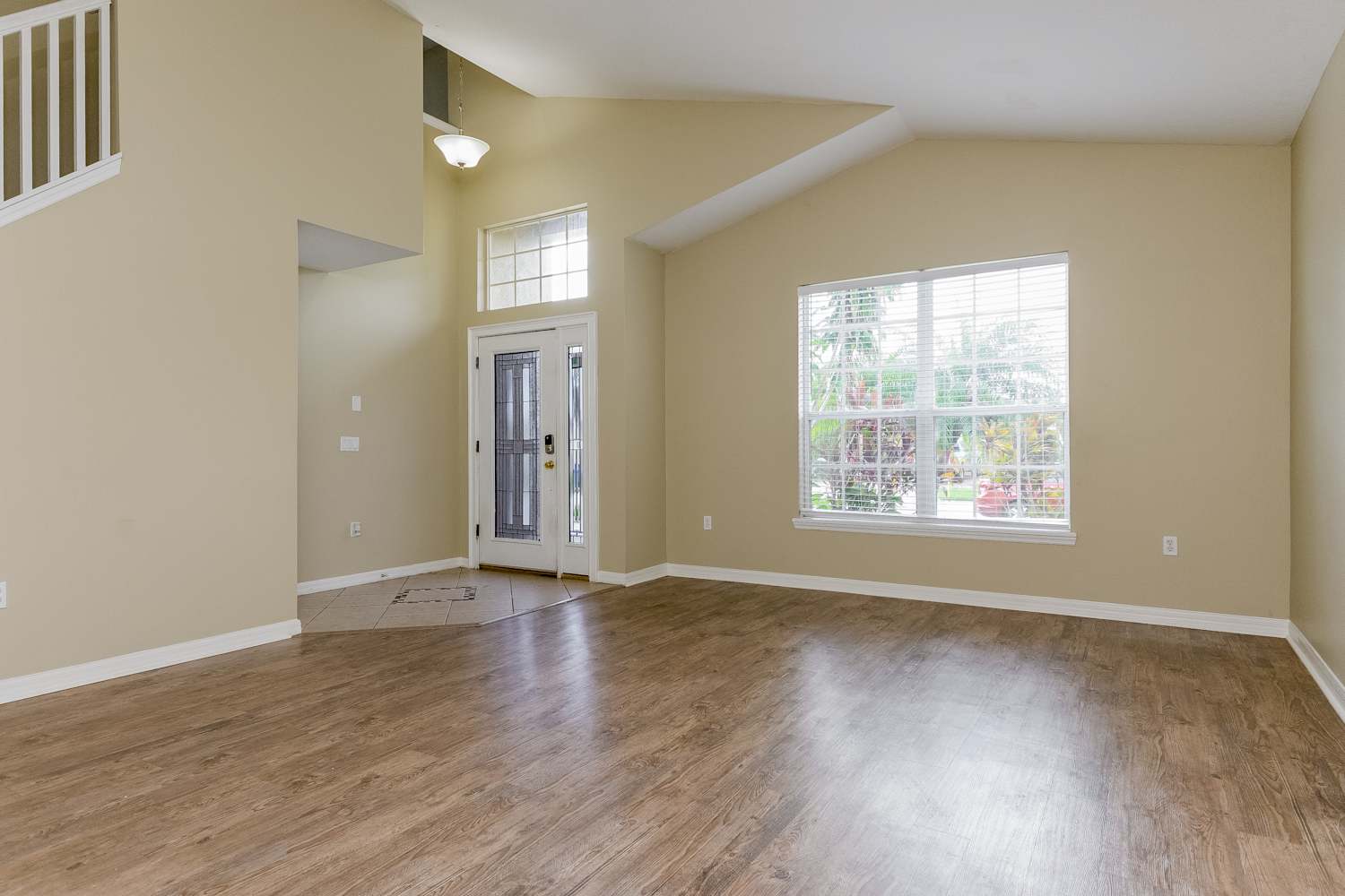 1129 Hacienda Cir photo 4
