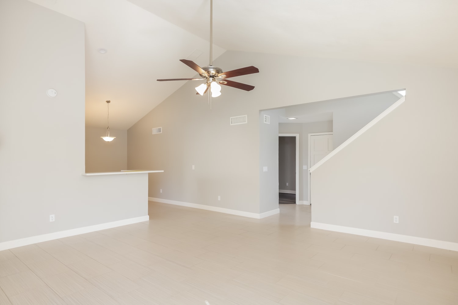 517 E Kerry Lane photo 4