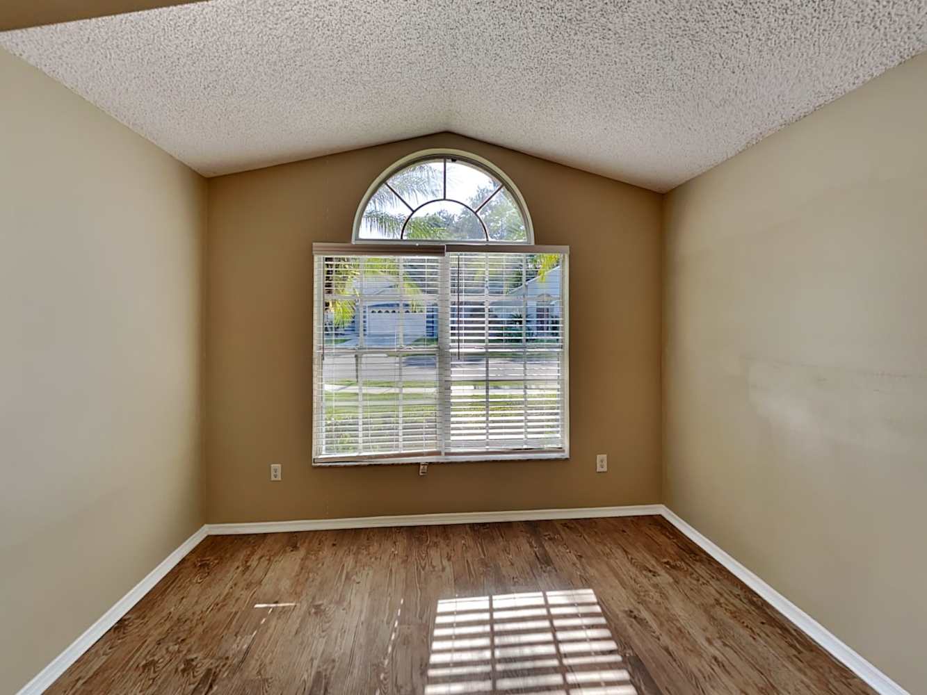 833 Shell Ln photo 4