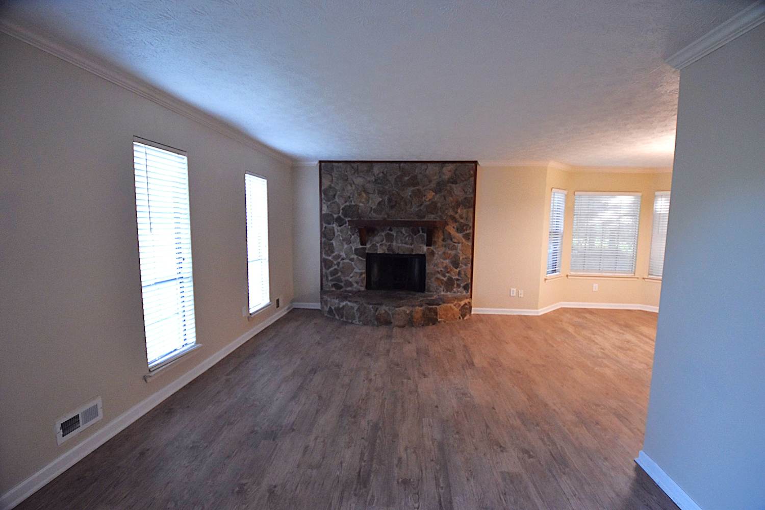 113 Carrollwood Dr photo 2