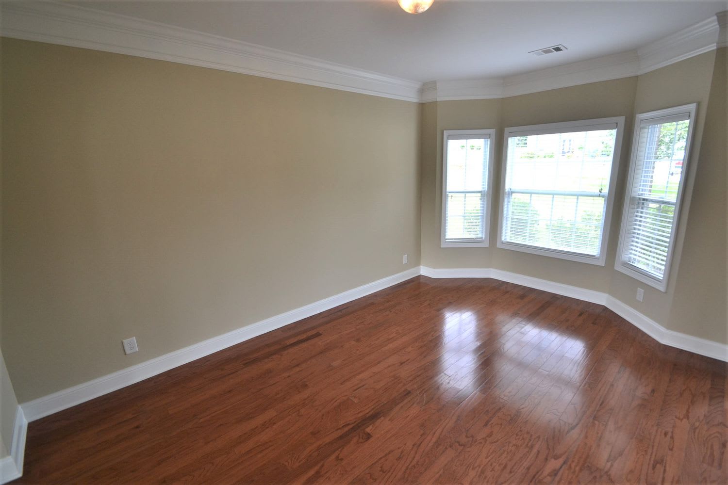 825 Kaitlyn Dr photo 5