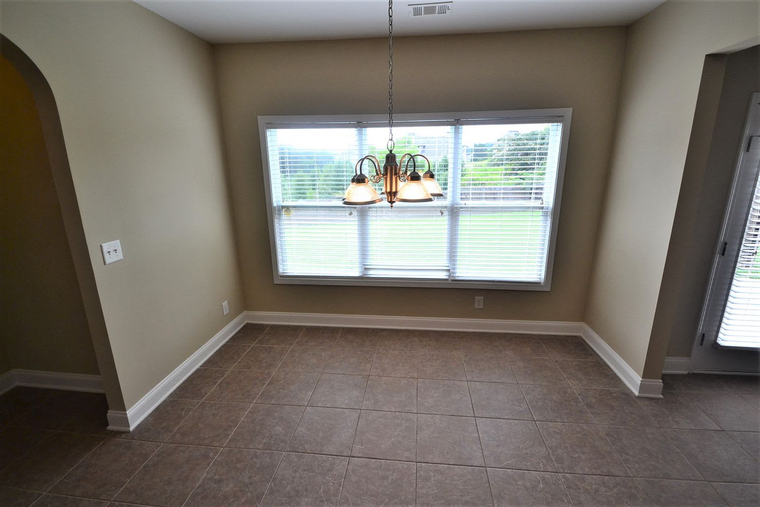 825 Kaitlyn Dr photo 4