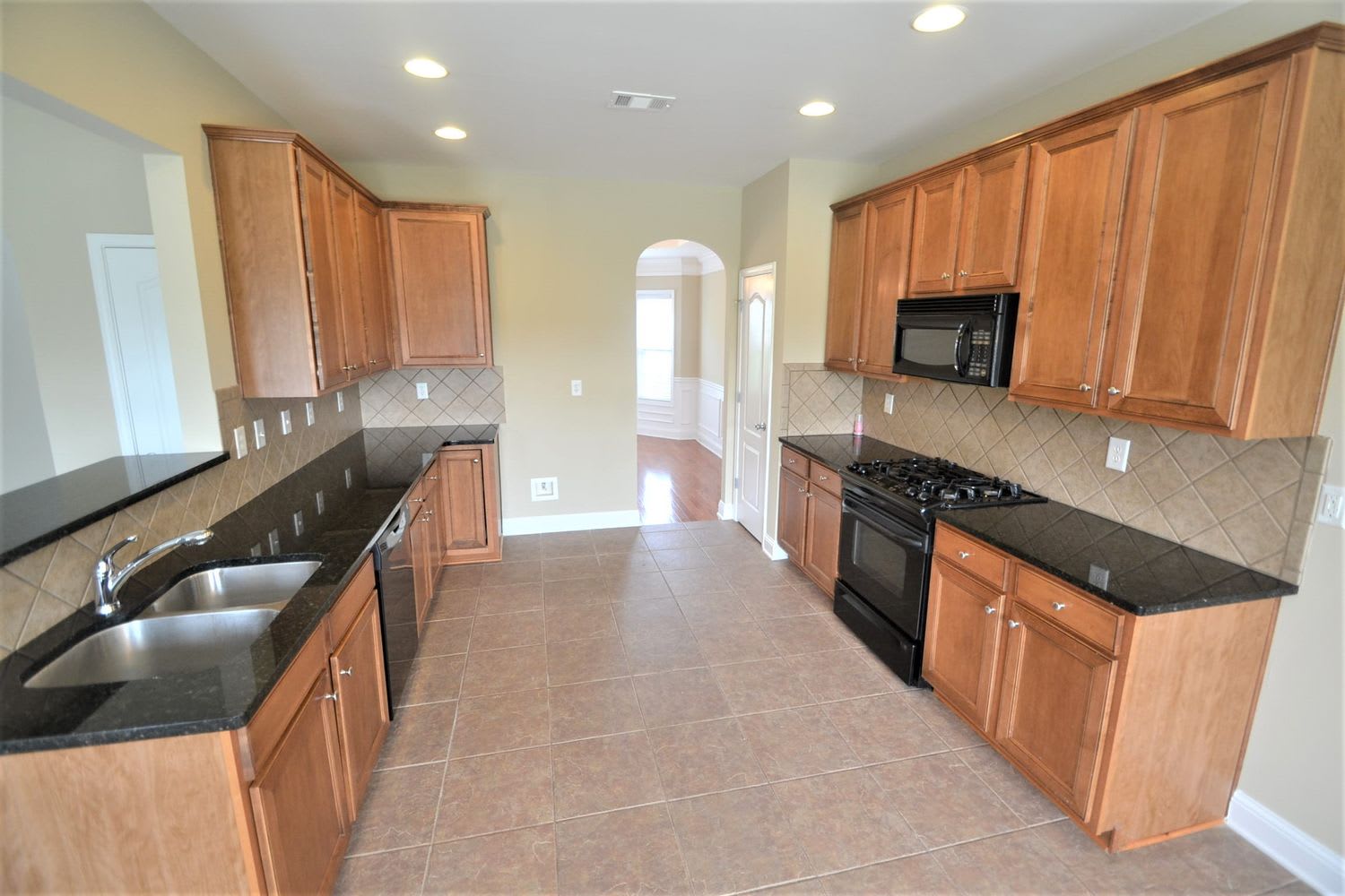 825 Kaitlyn Dr photo 3