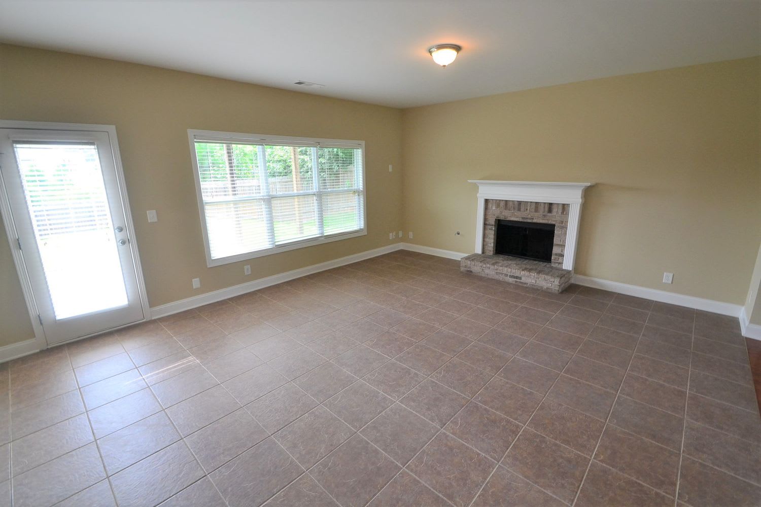 825 Kaitlyn Dr photo 2