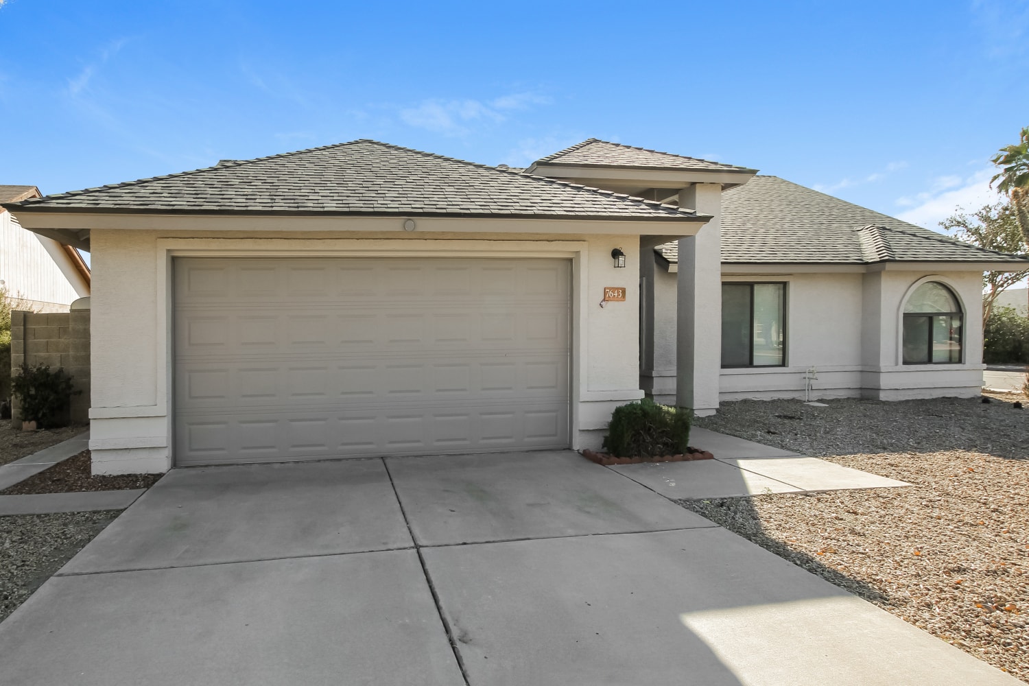 7643 W Beryl Avenue photo 2