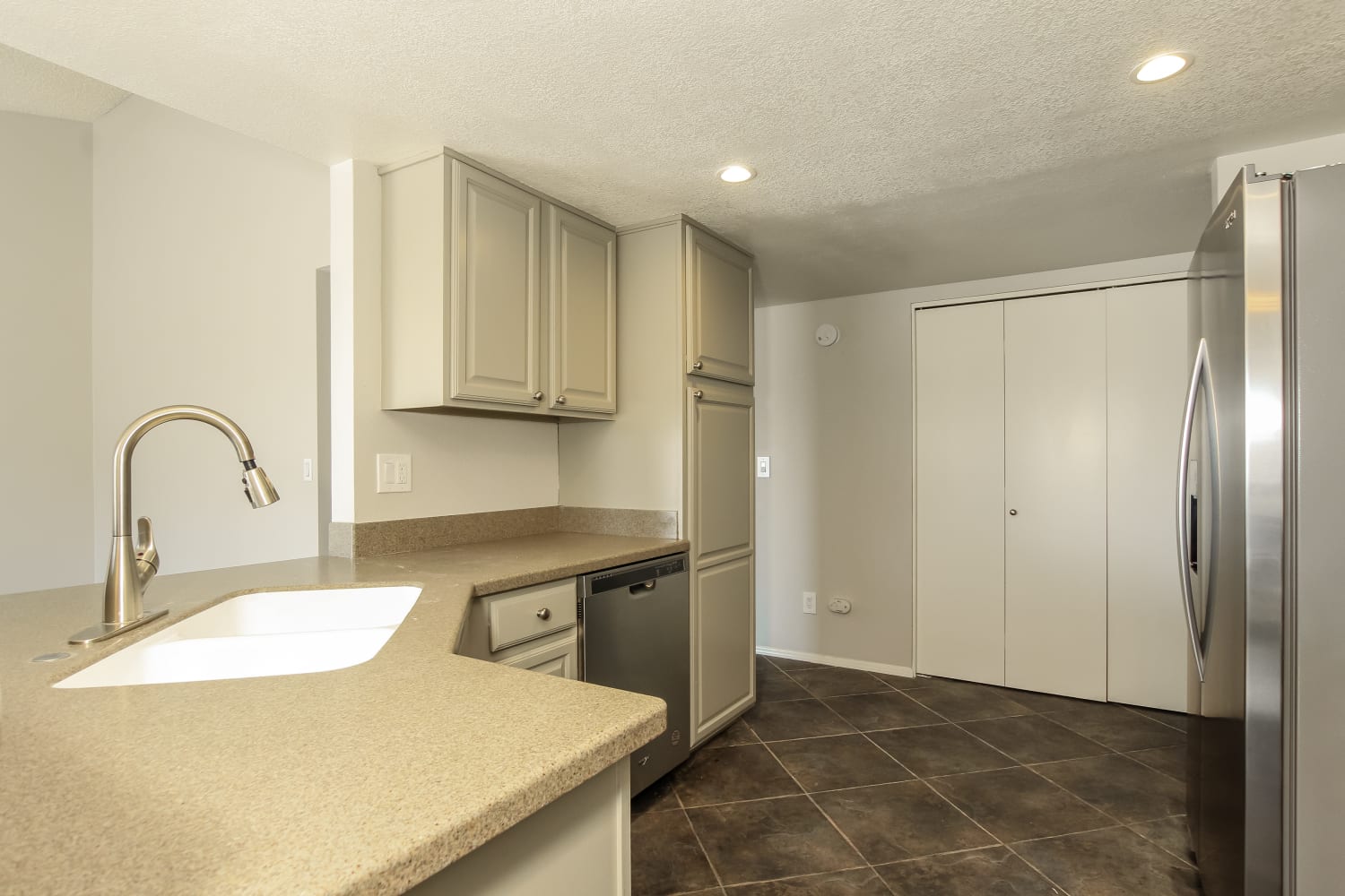 7643 W Beryl Avenue photo 5