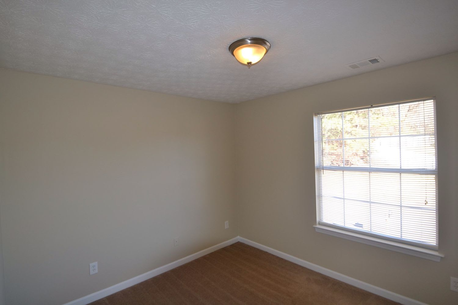 5653 Hidden Brook Cir photo 4