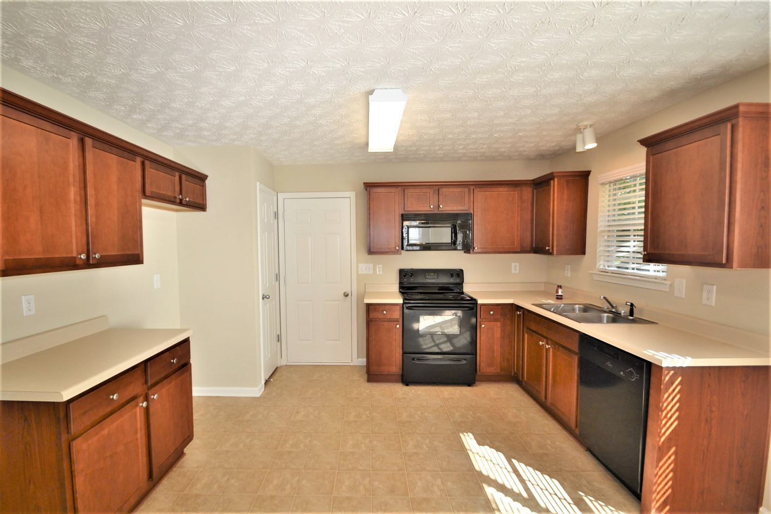 559 Michael Cir photo 3