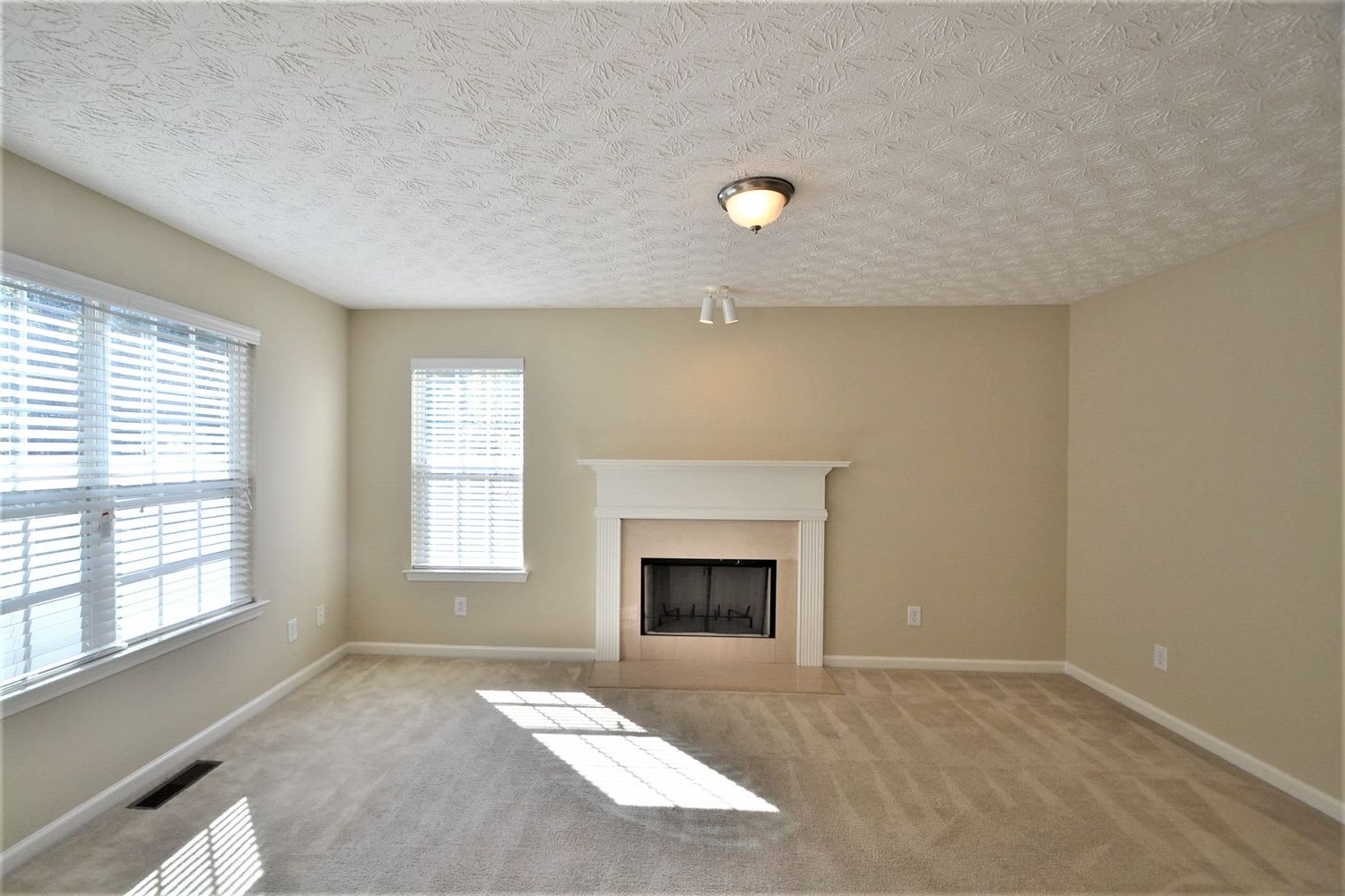 559 Michael Cir photo 2