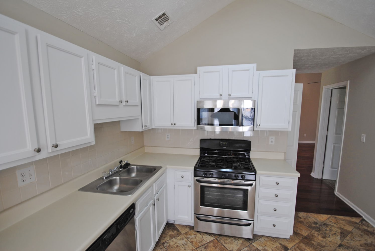 1009 Boardwalk Dr photo 3
