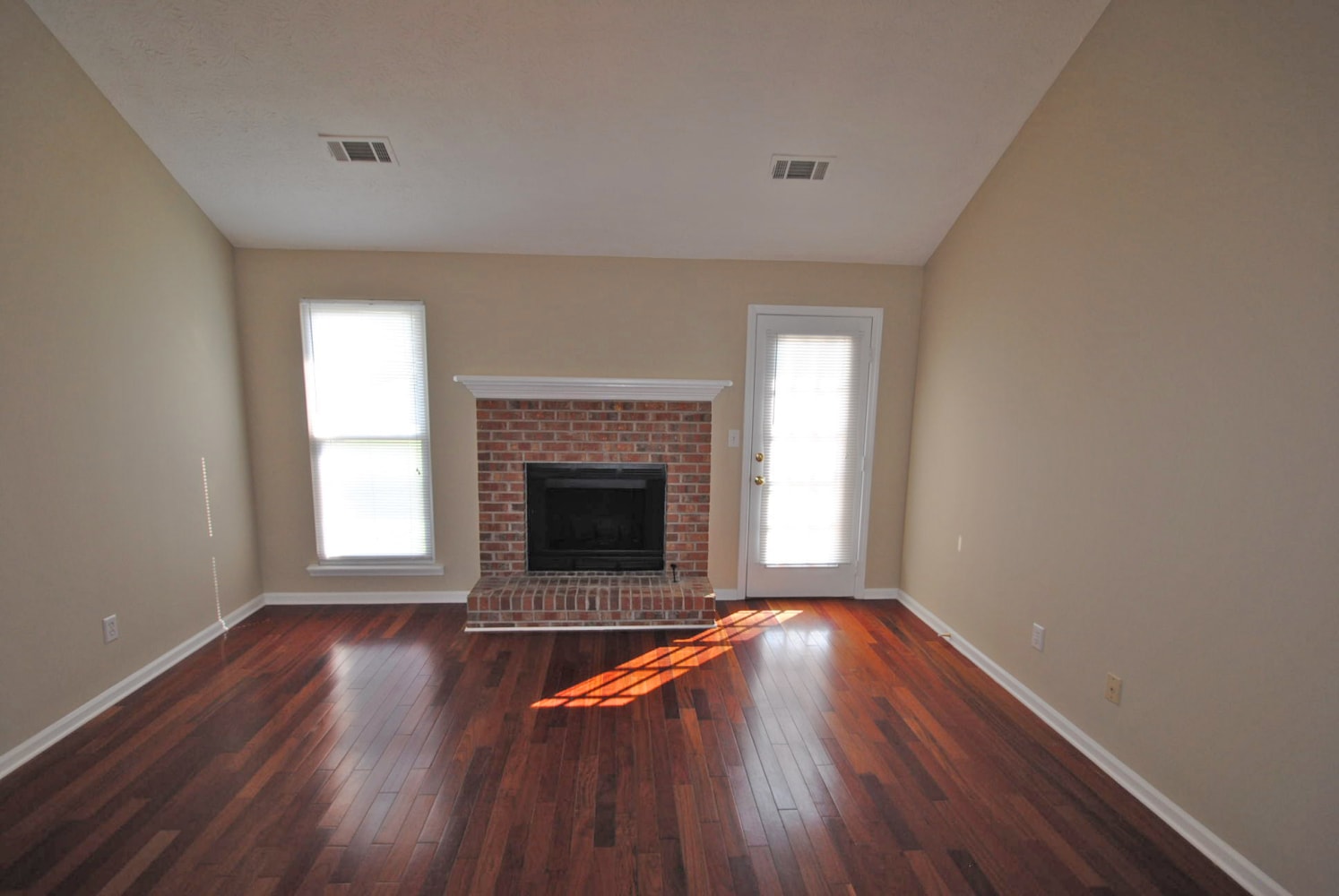 1009 Boardwalk Dr photo 2
