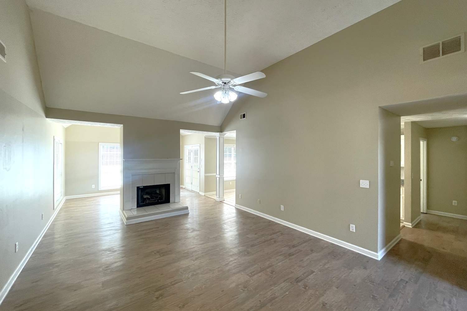 820 Cambridge Creek Dr SW photo 4