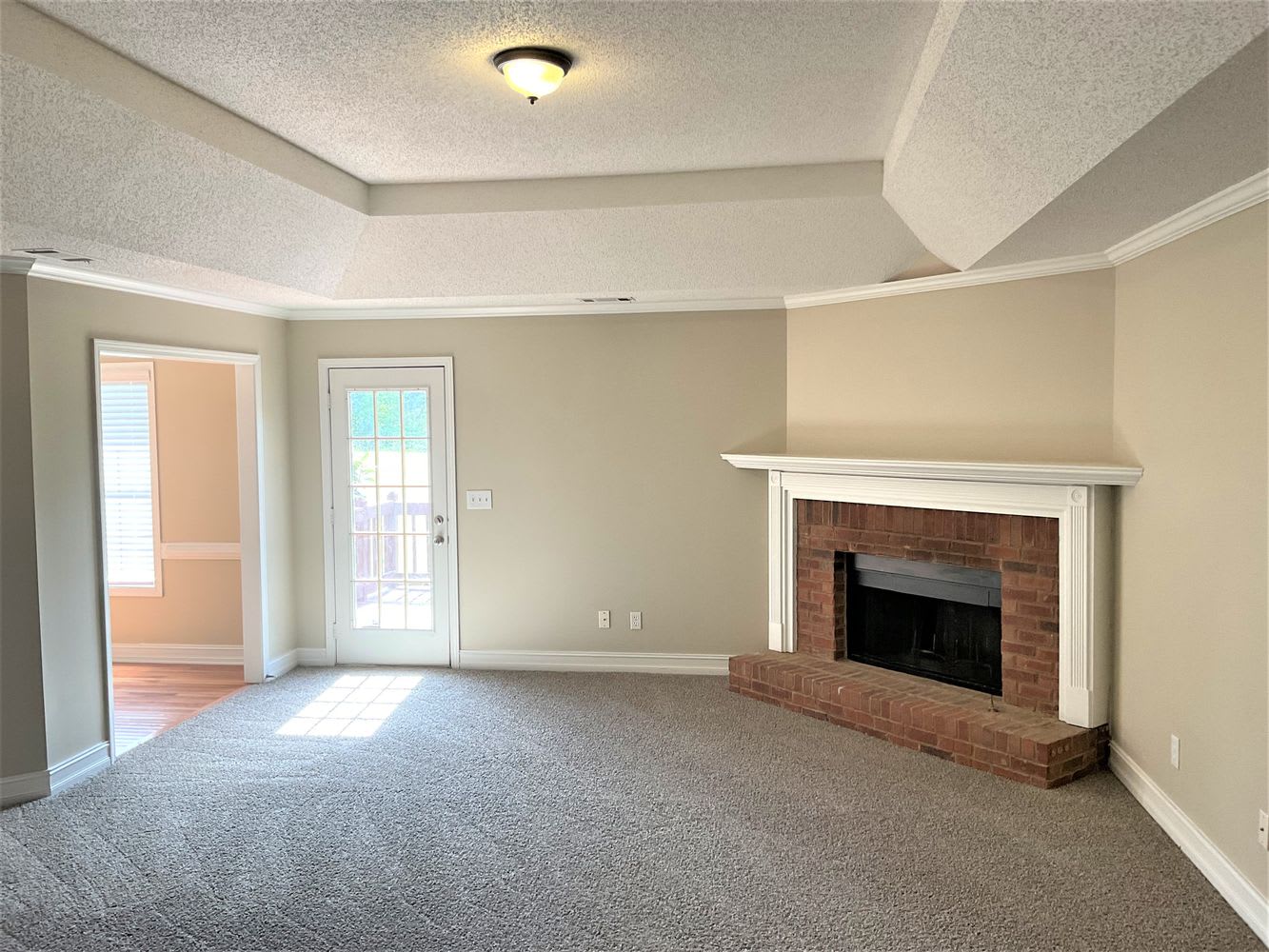 1121 Sutton Dr photo 4