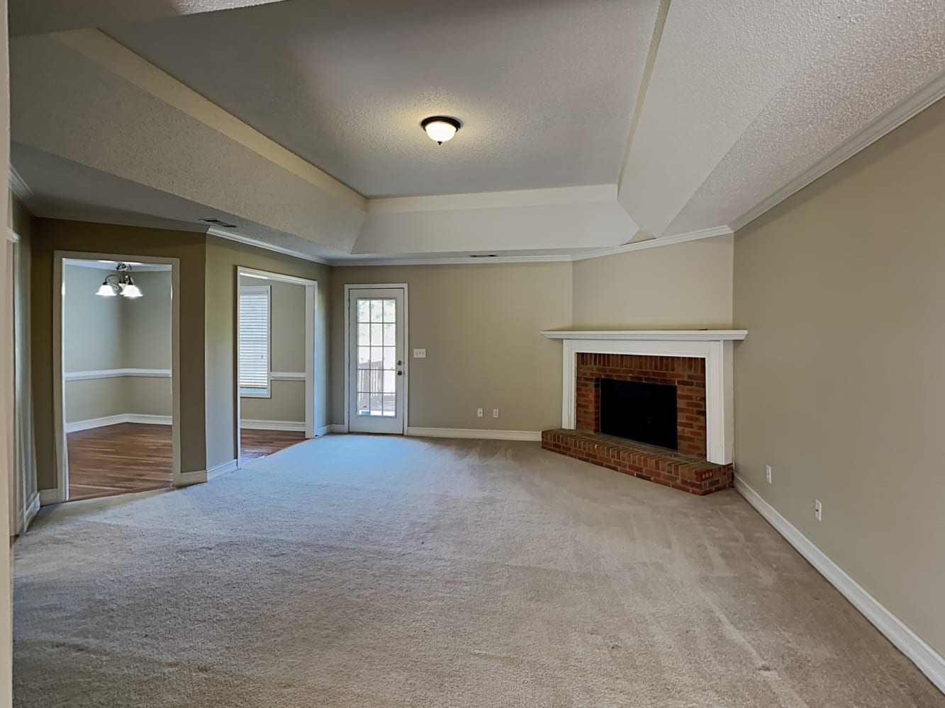 1121 Sutton Dr photo 5