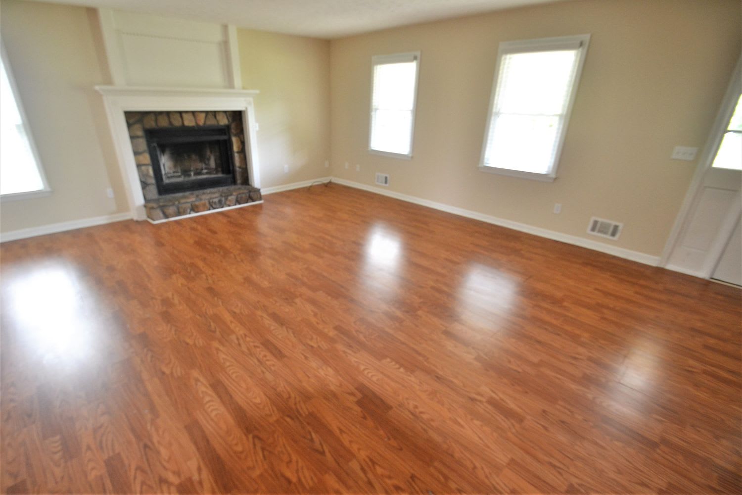 445 Raven Dr photo 3