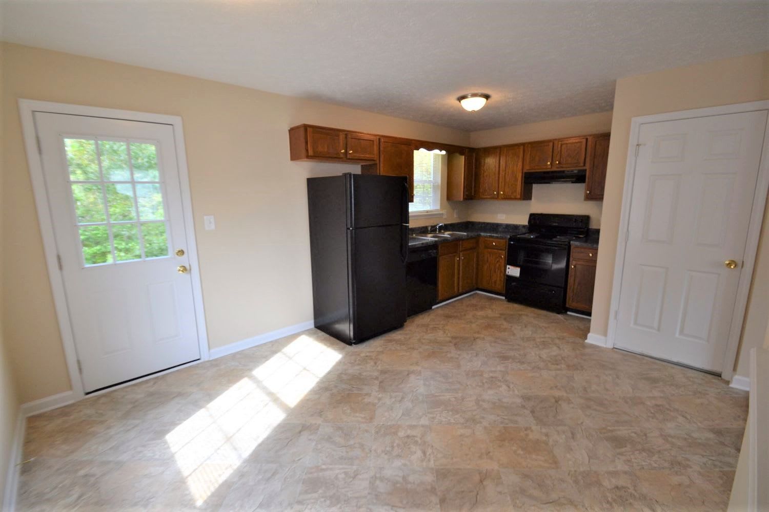 295 Rustin Dr photo 3