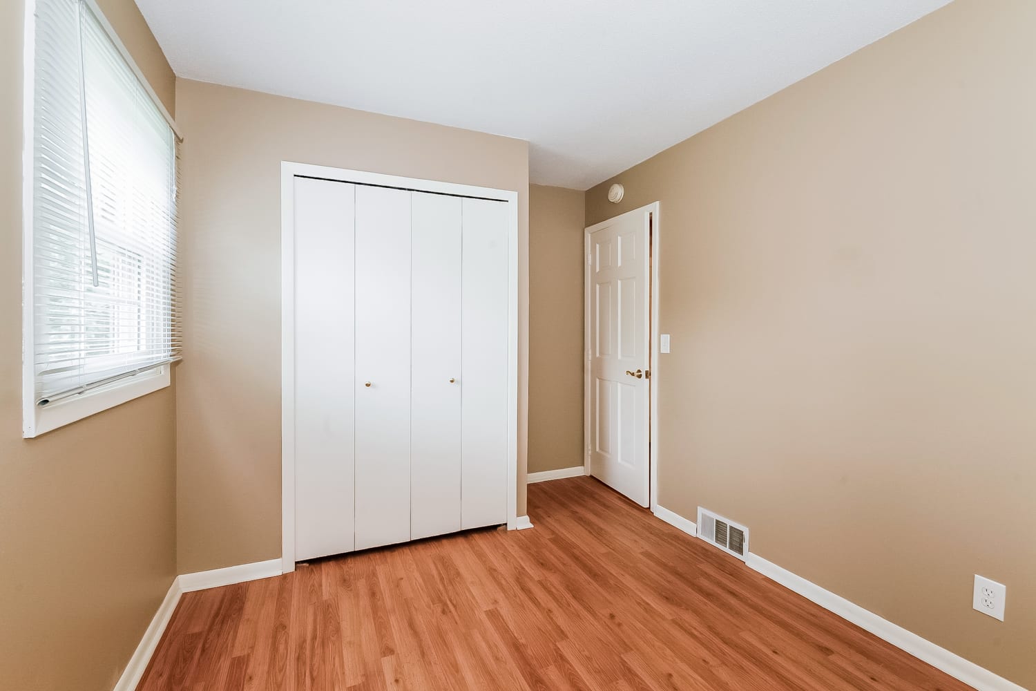 1716 Lamplight Dr photo 3