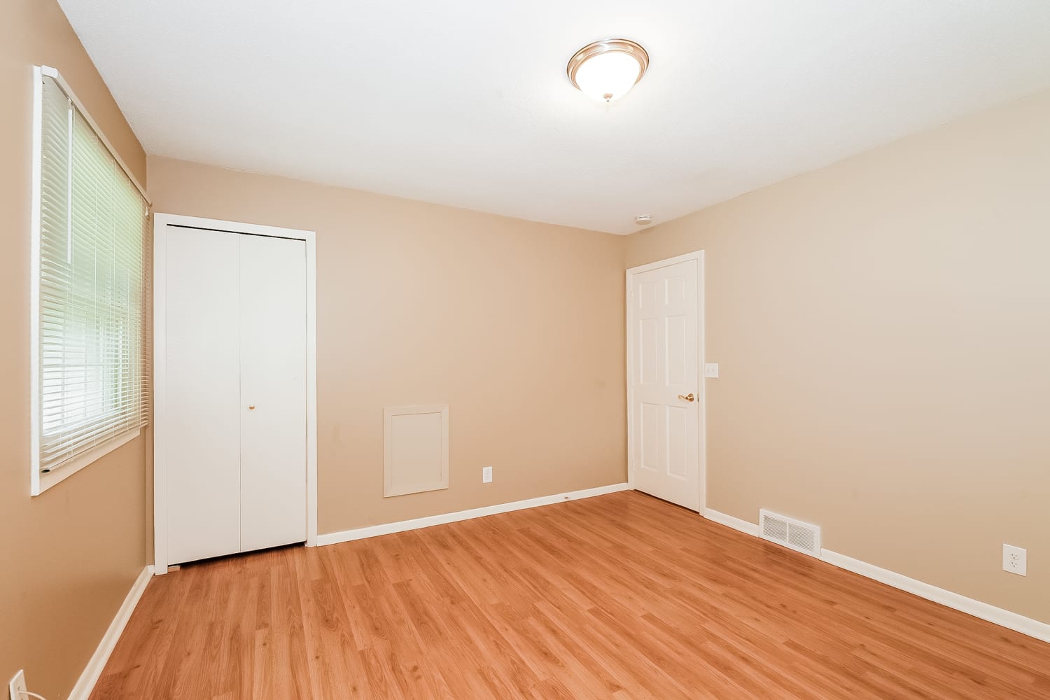 1716 Lamplight Dr photo 2