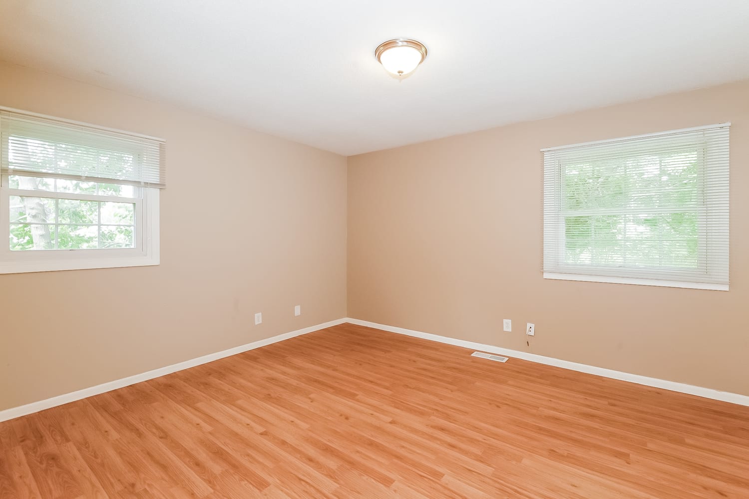 1716 Lamplight Dr photo 4