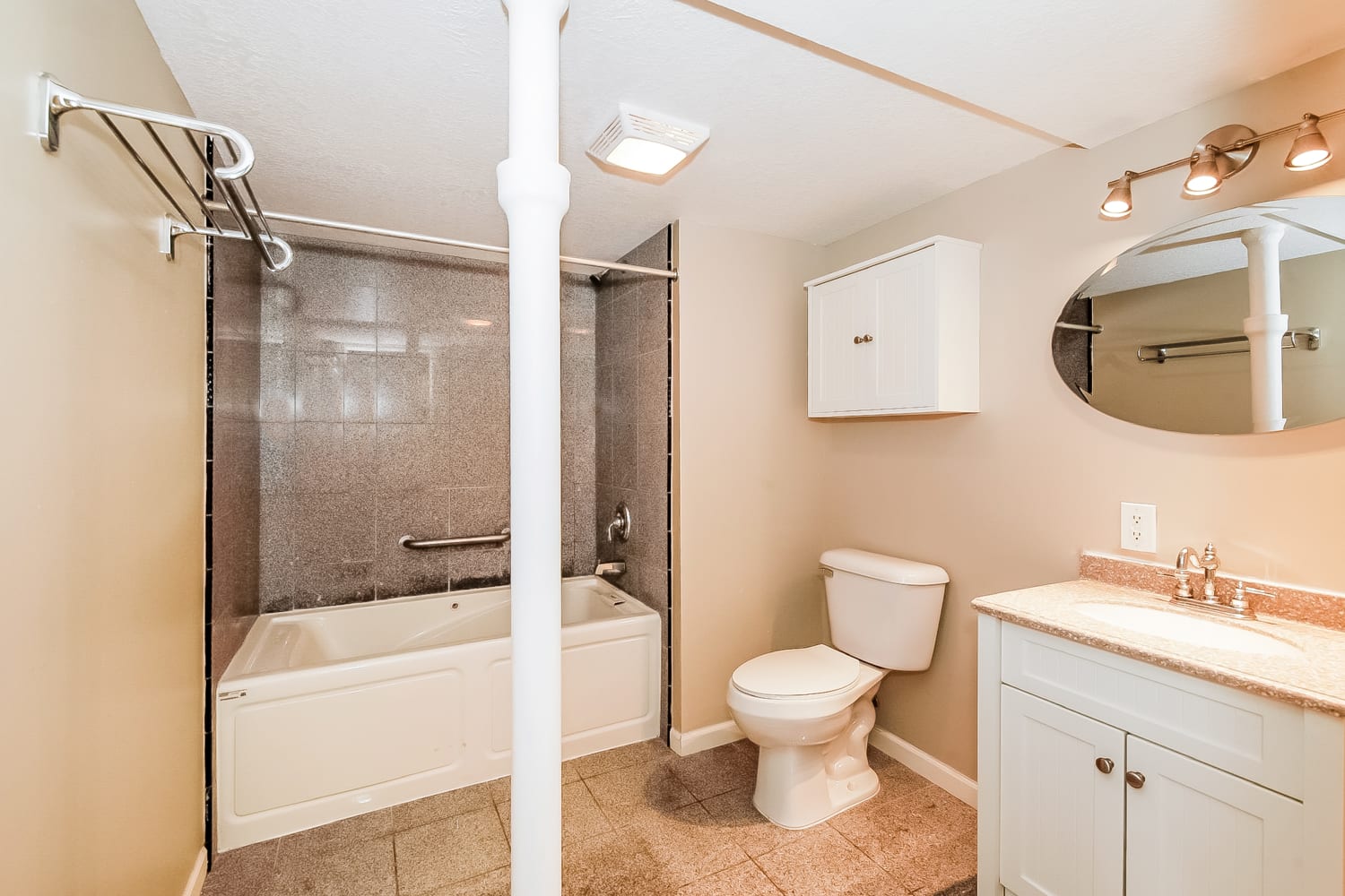 1716 Lamplight Dr photo 5