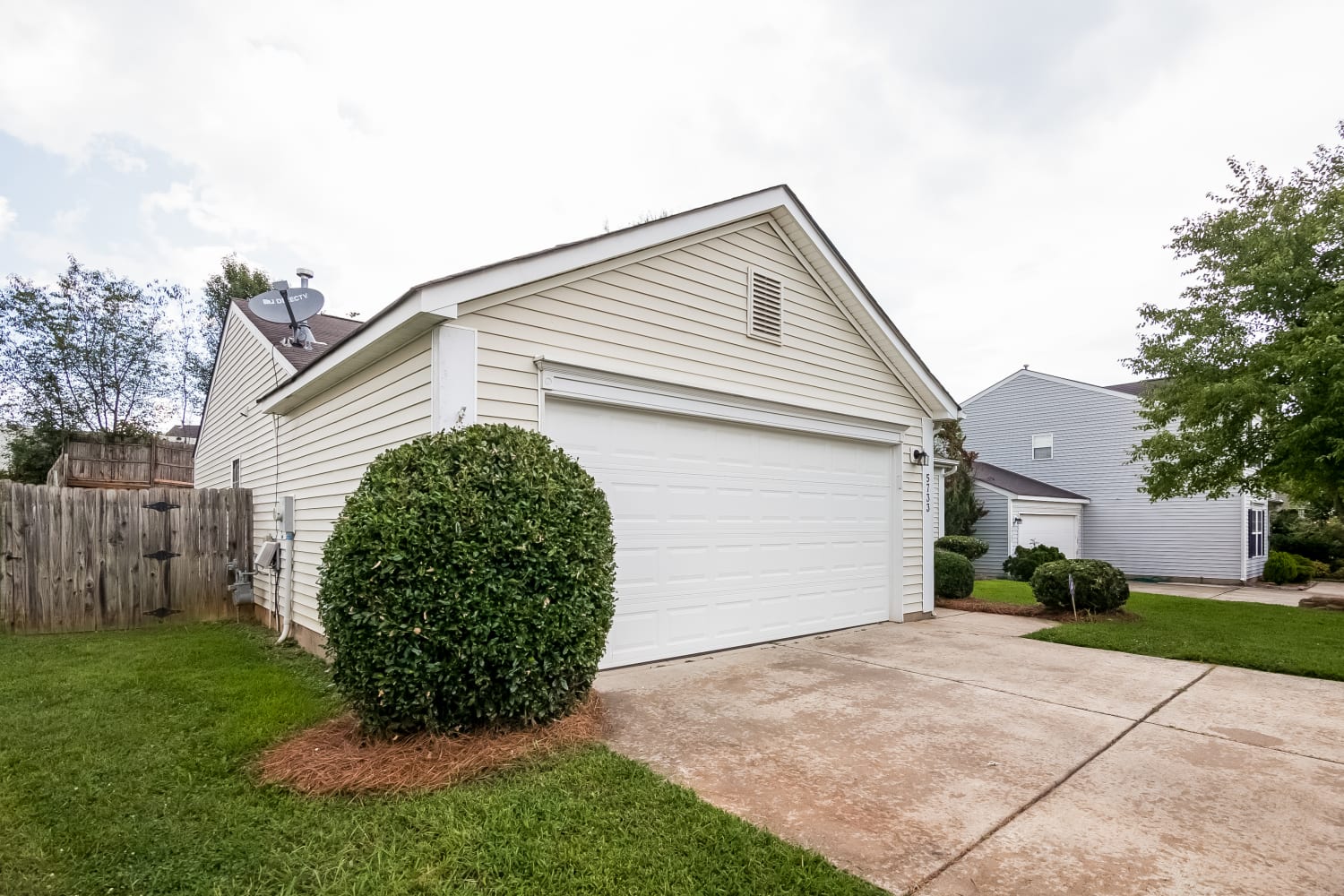 5733 Shining Oak Ln photo 2