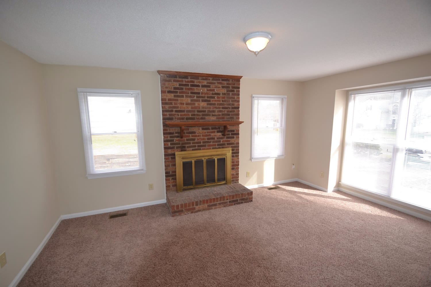 2329 Century Oaks Ln photo 2