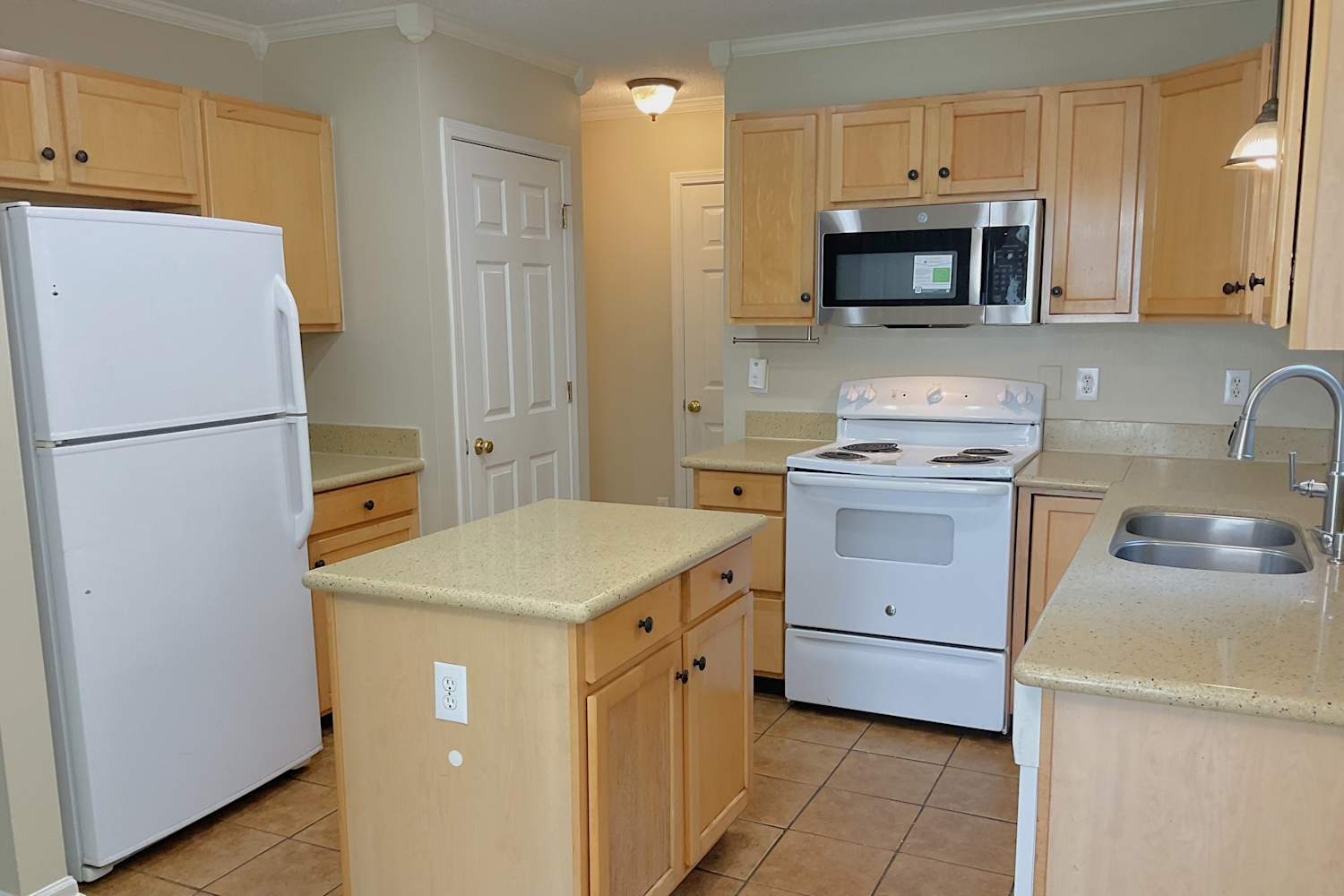 1320 Harland St photo 4