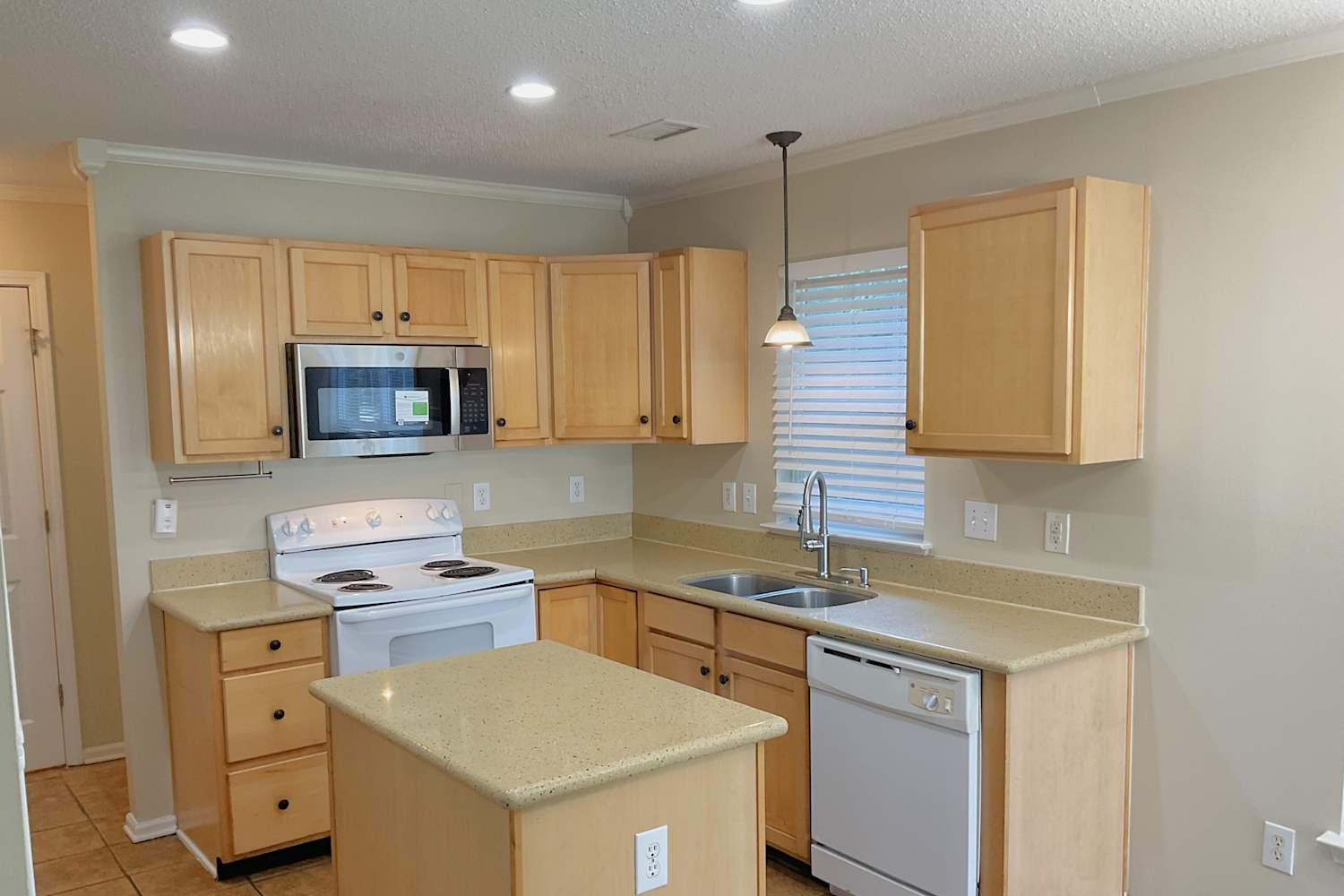1320 Harland St photo 5