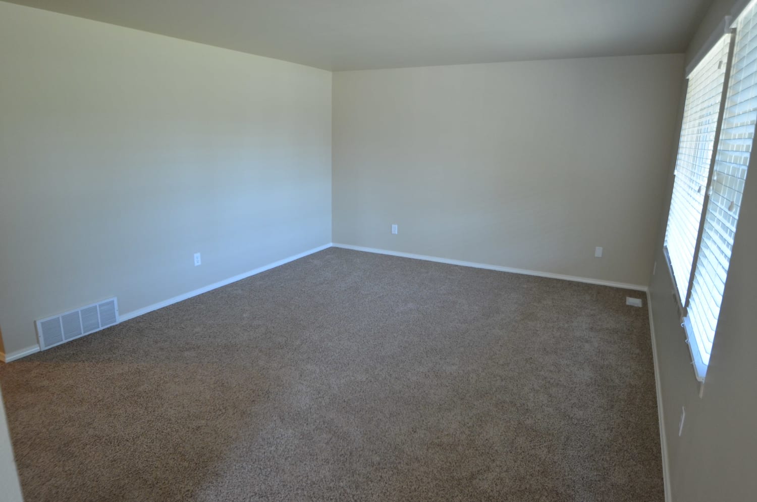 2310 Summit Ave photo 2