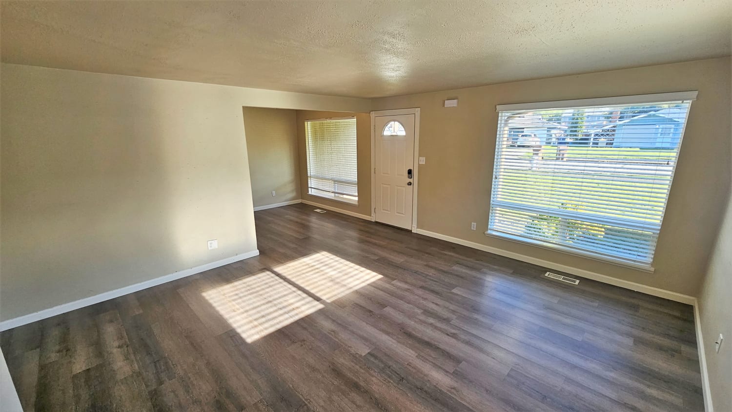 1346 Lenore Dr photo 3