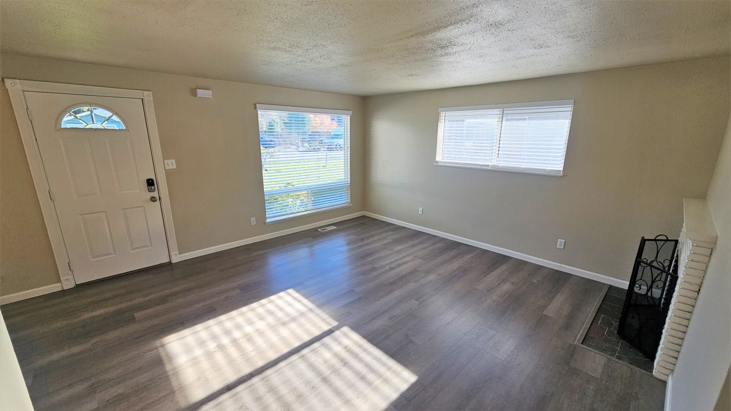 1346 Lenore Dr photo 4