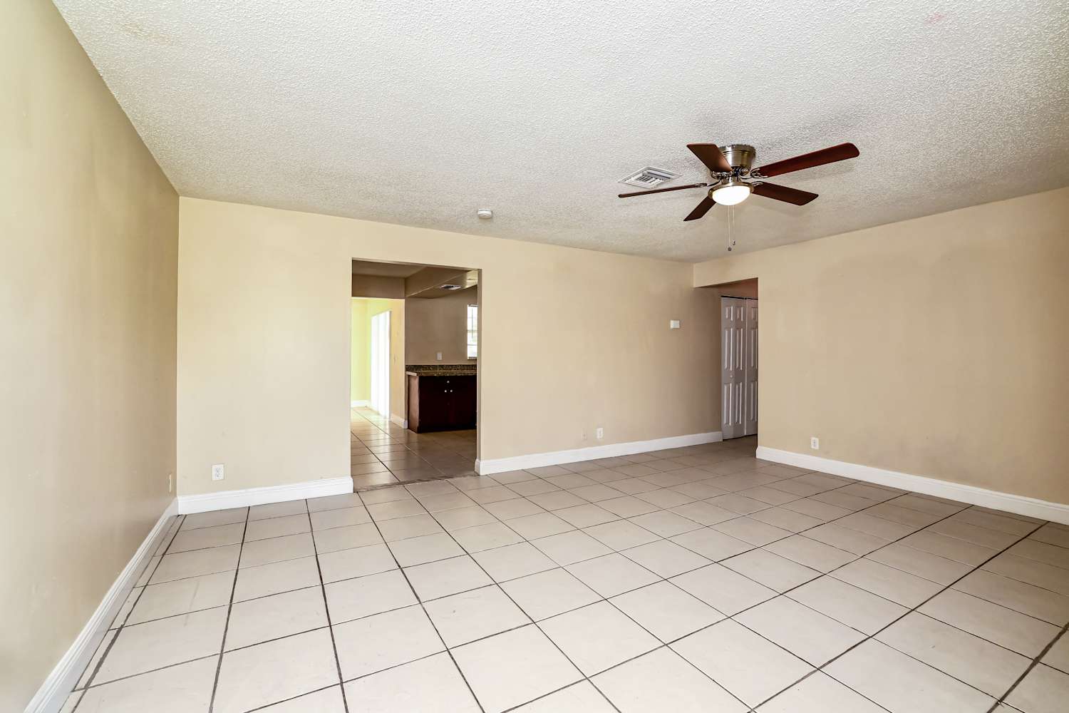 3070 SE 1st Pl photo 4